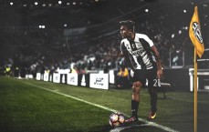 开云官方平台|恩佐关键时刻亮出护腿板，职业智慧化解赛场风波