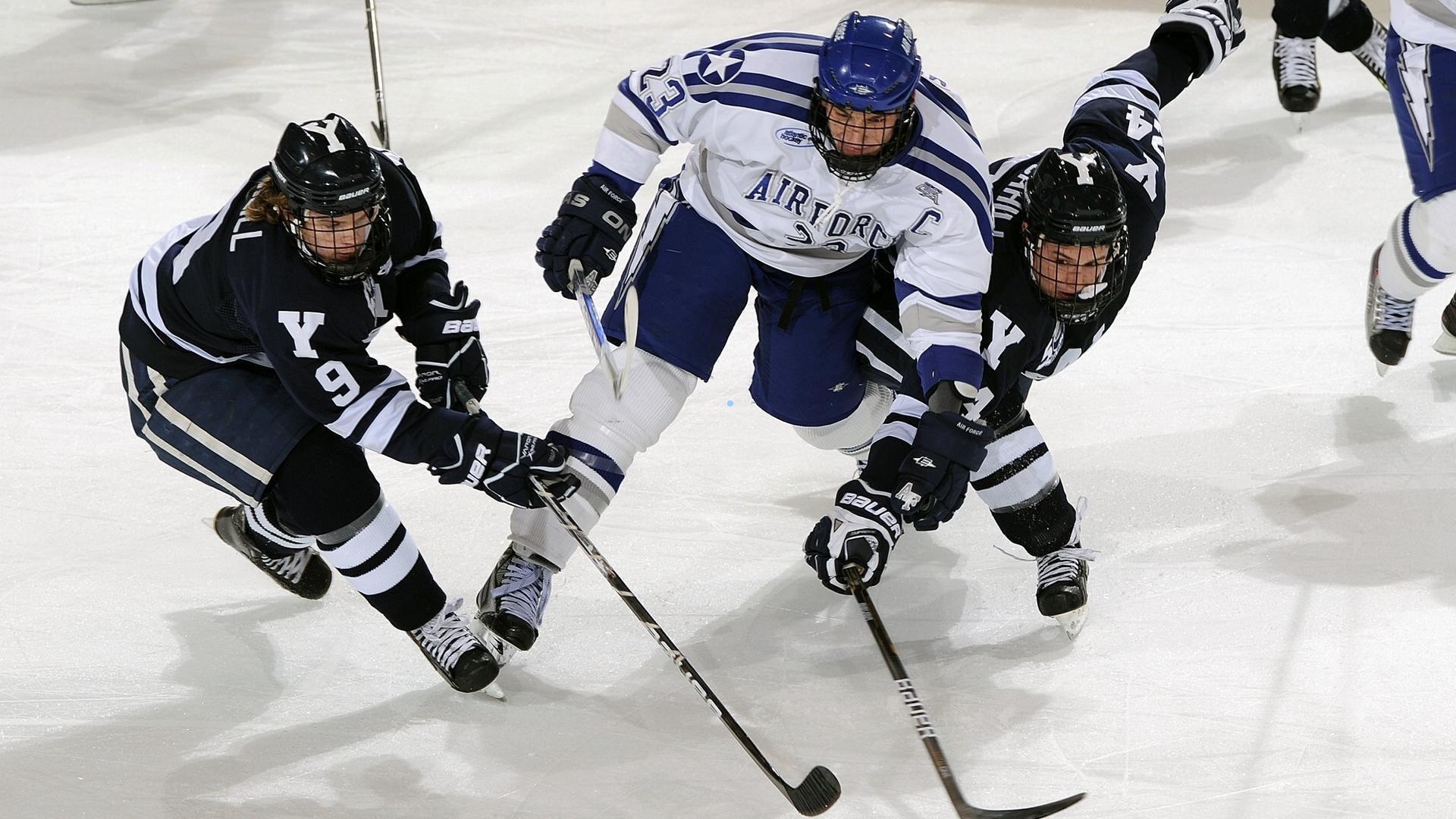 离谱一脚定败局!国足U23后卫解围踢空送角球,对手笑纳大礼逆转比赛